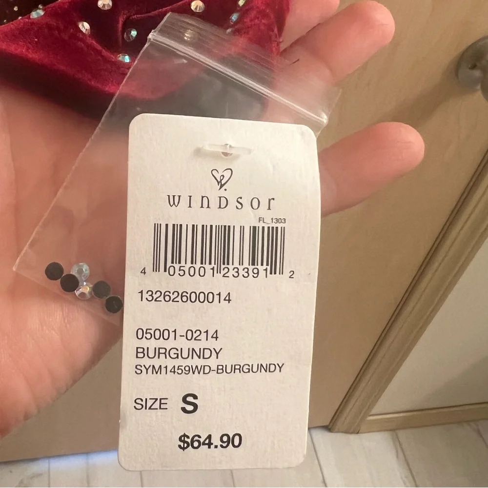 Windsor dress. Size Small. Color: Burgundy. Velvet material. - Picture 3 of 4